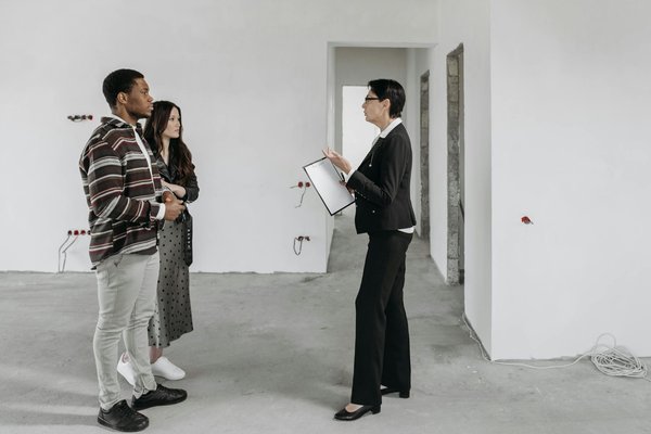 How Can First-Time Buyers Navigate the Current UK Real Estate Market?